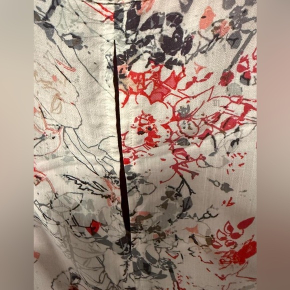 DKNY Jeans brand sleeveless V-neck tank top blouse with a floral print - Picture 8 of 8